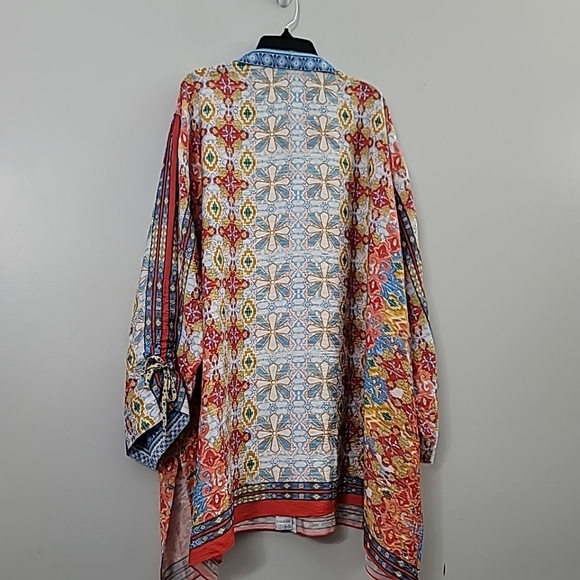 John Mark Abstract Print Collar Neck 3/4 Sleeve Hi-Low Hem Button Front Top - Picture 4 of 8